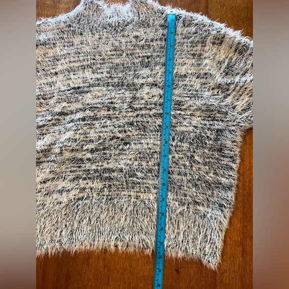 NWT Express Fuzzy Cropped Grey Sweater - Picture 3 of 8